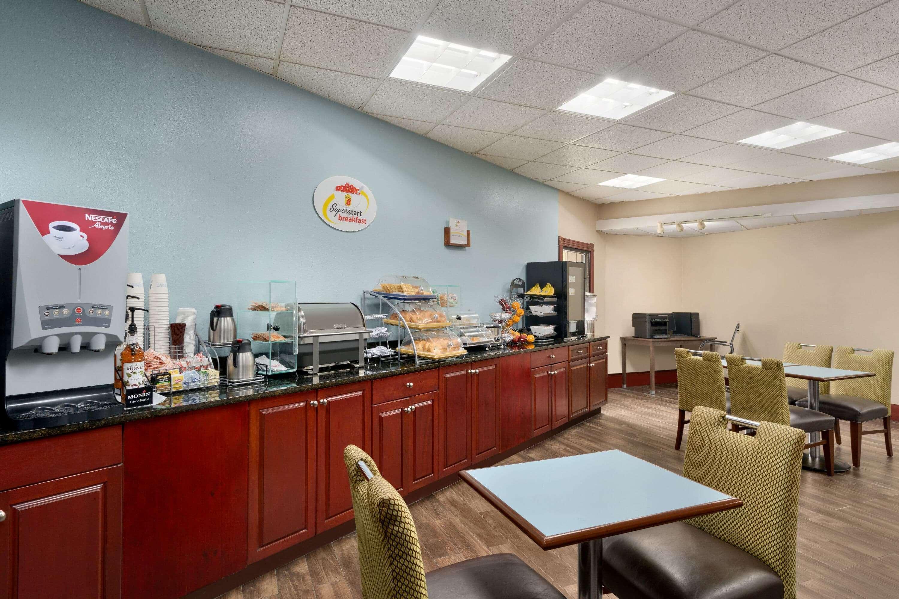 Super 8 By Wyndham West Greenwich/Providence Exterior photo