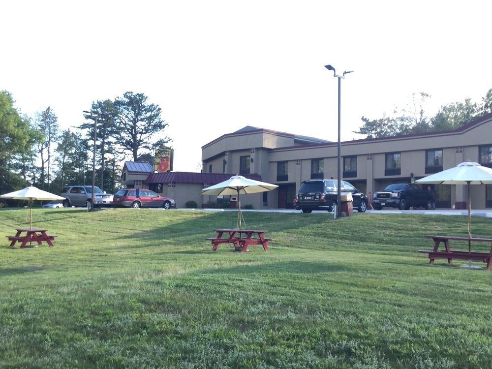 Super 8 By Wyndham West Greenwich/Providence Exterior photo
